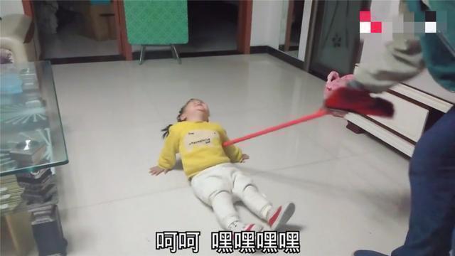 画风|小情人死活不吃饭,爸爸怒拎“扫帚”冲进屋,随后画风让人笑喷