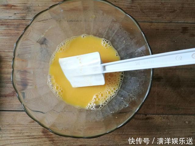 制作|一盒酸奶,2个鸡蛋,教大家轻松制作酸奶蛋糕,好吃到停不下来