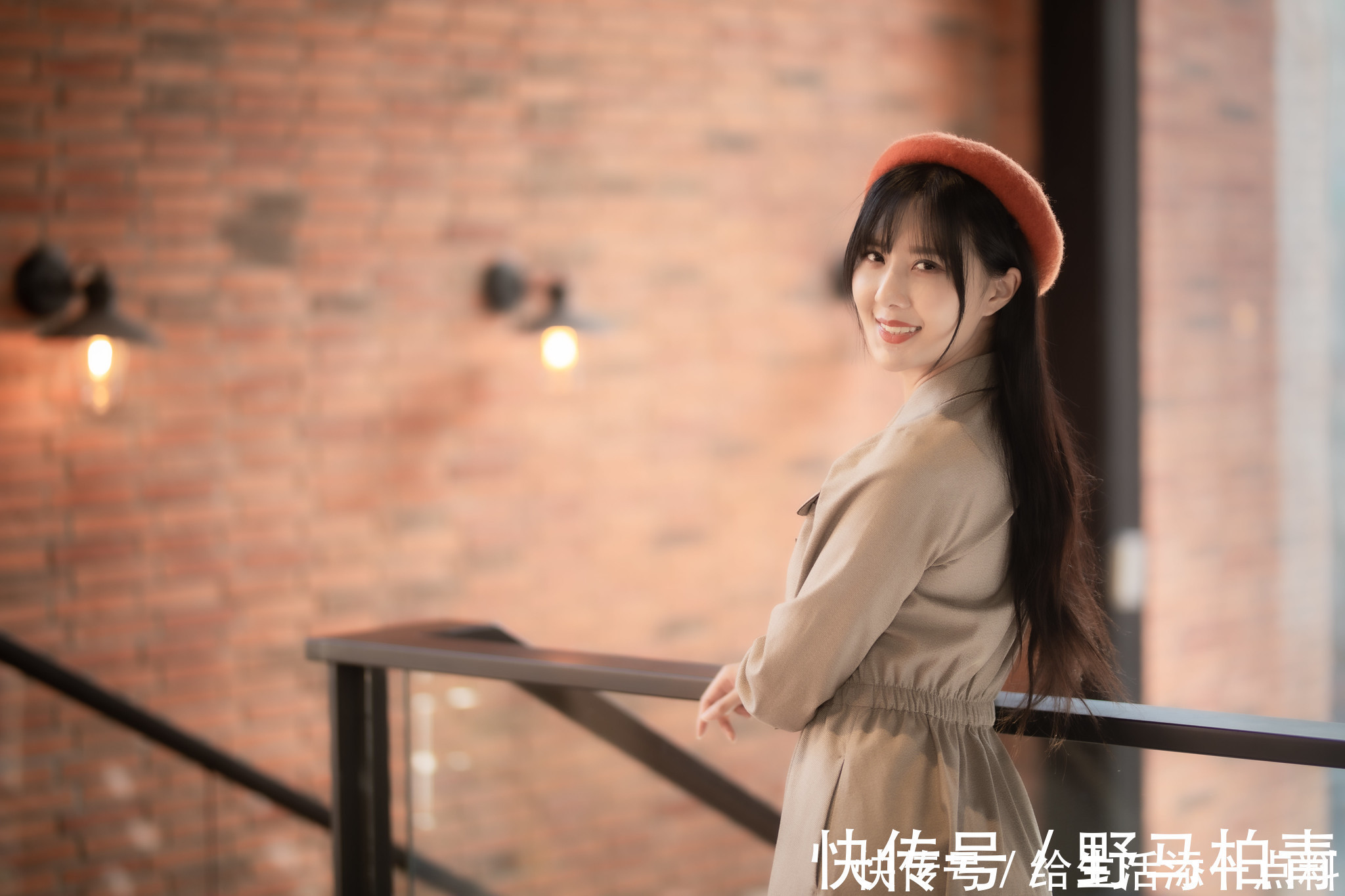 小帽|靓丽美女陈郁晴时尚风衣写真,搭配一款圆顶小帽还有那么一点俏皮