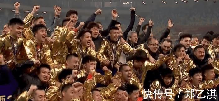 费莱尼|费莱尼想拿奖杯,陈戌源神力一把拉住1米94欧洲铁腰:你别急!