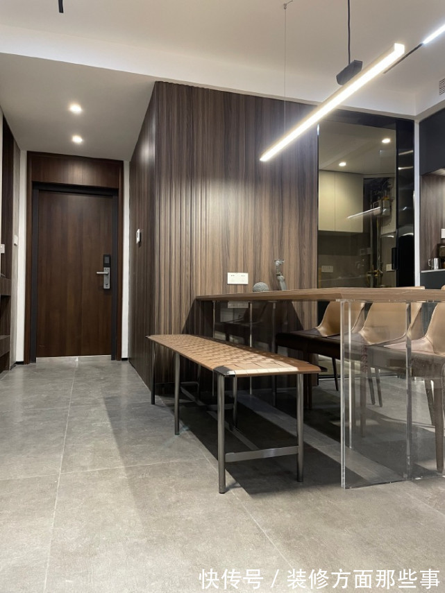 爱格|115平现代简约风,灰色影视墙是格栅和木饰面的结合