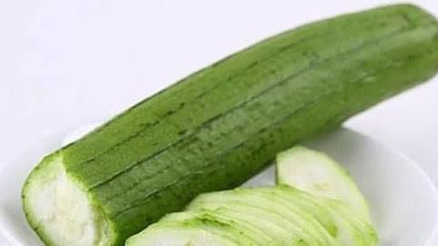 炒丝瓜总发黑?别直接下锅炒,掌握这个技巧,丝瓜翠绿更好吃