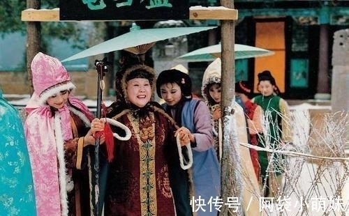 鹤氅#下雪了,红楼大观园姐妹聚会,4个女子没穿红斗篷,她们都是寡妇