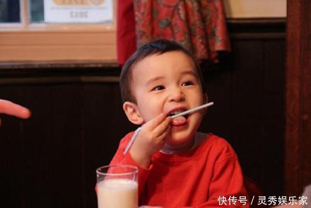 弟弟|熊孩子偷偷把弟弟放在锅里，妈妈发现时“配料”已撒好：都是钱啊