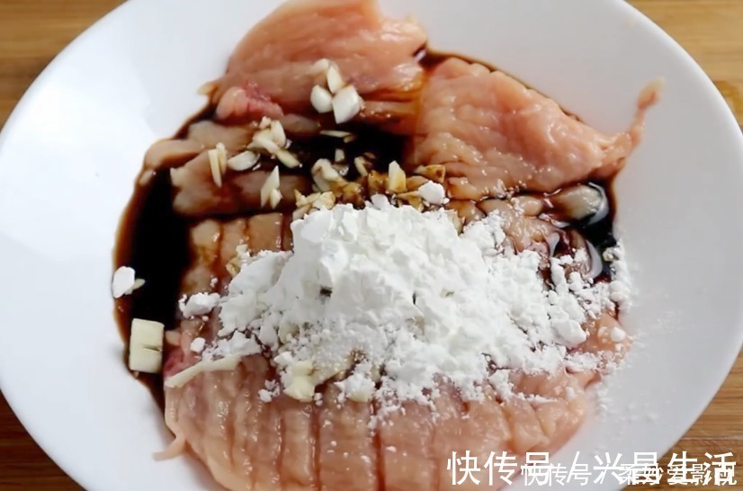 鸡胸不要炒着吃了，咱们来做个新吃法，外酥里嫩，咸香美味