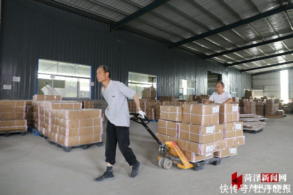 小板凳|定陶张湾镇：小板凳撬动大产业，电商连通致富路