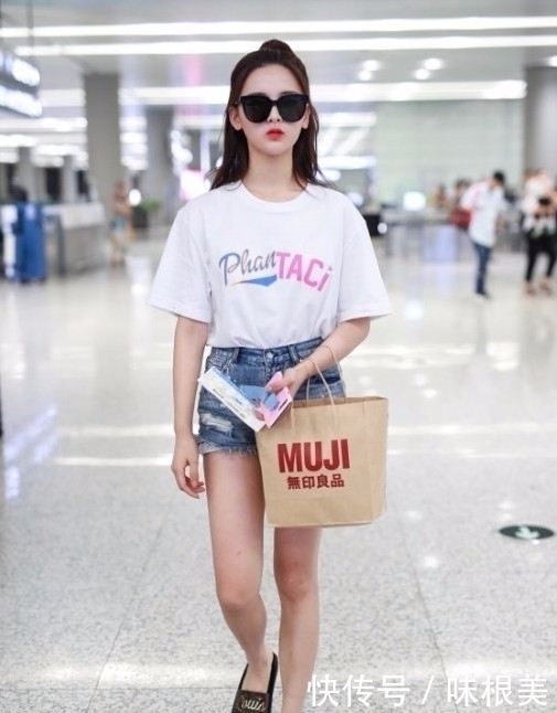 杨超越也是没谁了,双腿P得太过分,却意外被膝盖给暴露了