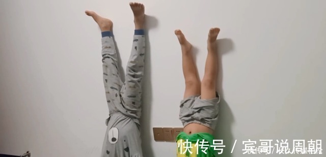 大儿子|爸爸带三个娃玩倒立,两女儿配合天衣无缝,没想到小儿子才是王者