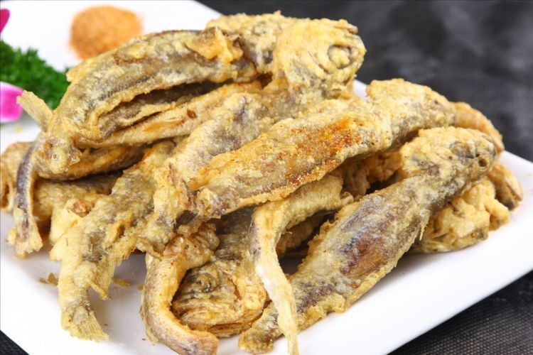 酥炸小黄鱼，用淀粉还是面粉？牢记2个窍门，又酥又脆，还不吸油