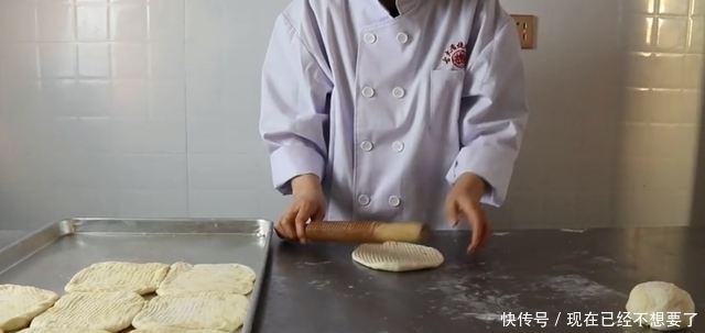 要排队才能吃得上的烧饼，不仅仅是个头大