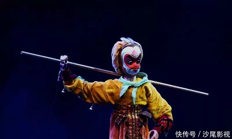 古典名著改编《大闹天宫》以玄妙的木偶特技和孩子们度过美好时光
