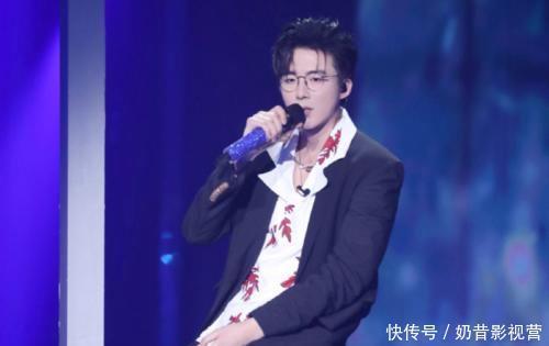 他参加快男海选时被淘汰,如今成为人气歌手,“竹竿腿”太抢镜了