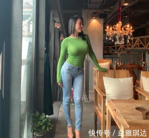 牛仔裤|美女穿搭:牛仔裤迷人又很漂亮,展现出良好的身材,看点十足