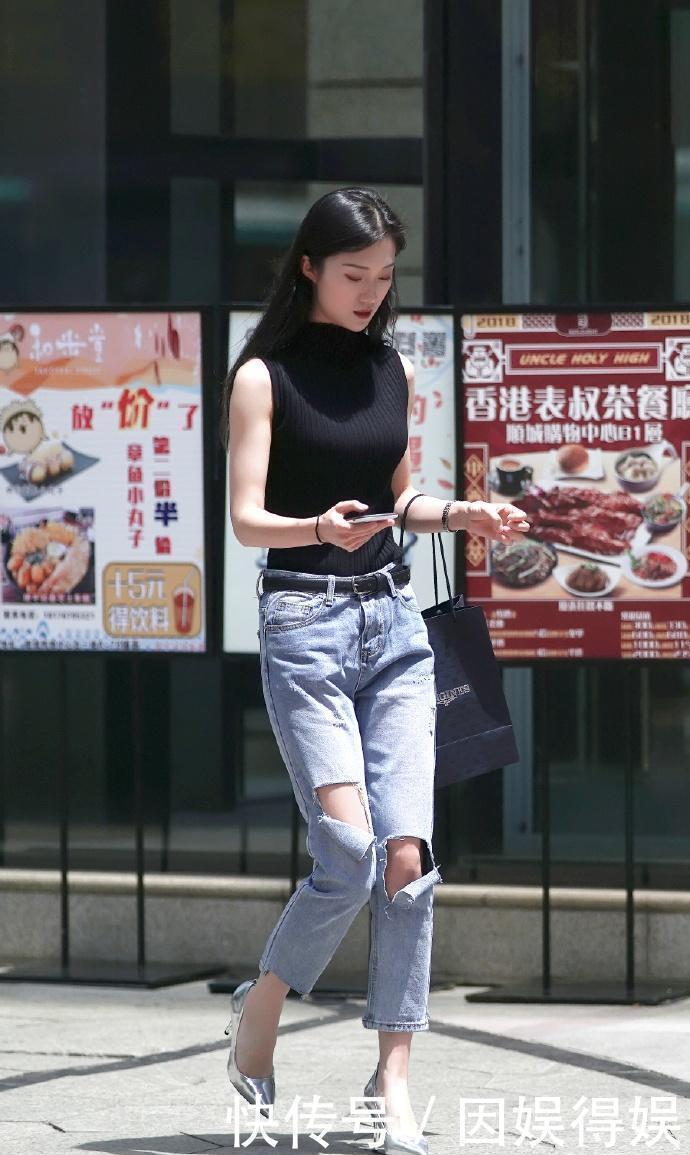 街拍：紧身衣搭配破洞裤，并不是谁穿上都行的