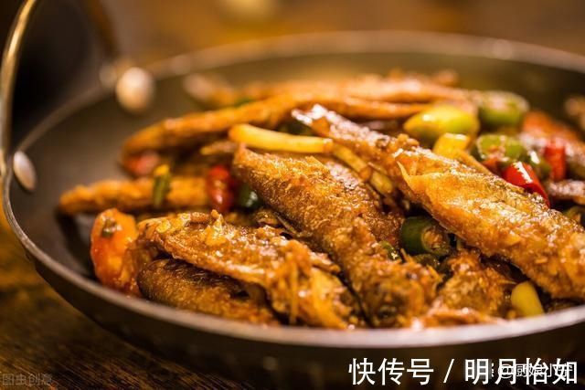 鱼腥味|鱼不要直接下锅煎，多加“这1步”，皮不破，肉不碎，锅不粘