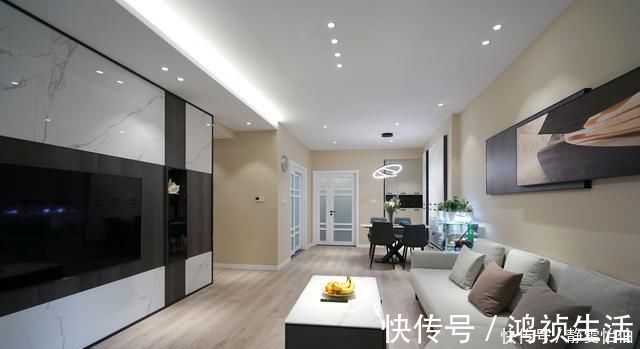 进门处|装修就学她家,舍弃电视柜后,不仅空间感增加了,还非常大气