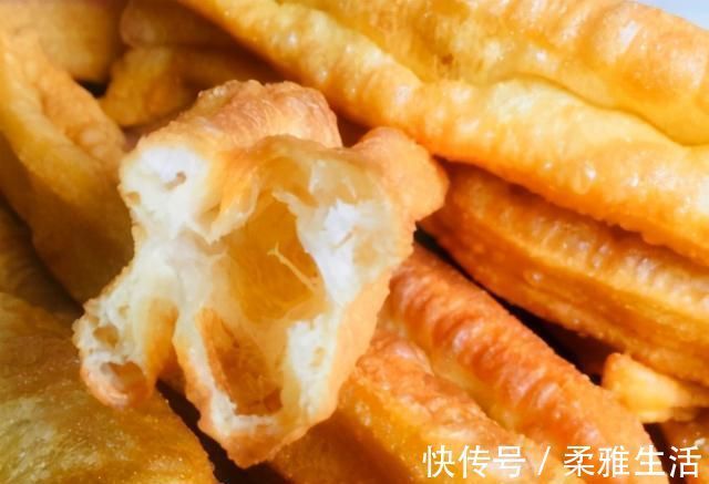面食|炸油条传统做法，不放泡打粉也不加小苏打，油条个个香酥蓬松健康