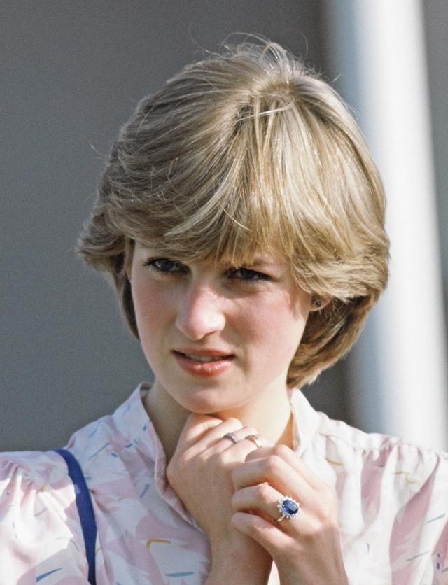 蓝宝石!戴安娜婚戒平淡无奇,卡米拉婚戒是无价之宝,查尔斯送礼太偏心了