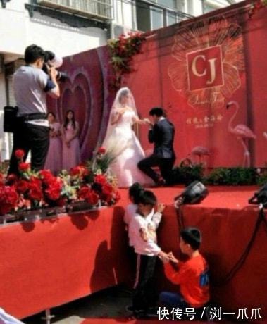 |搞笑GIF:我也这样试了一下我老婆,结果现在我还在医院躺着