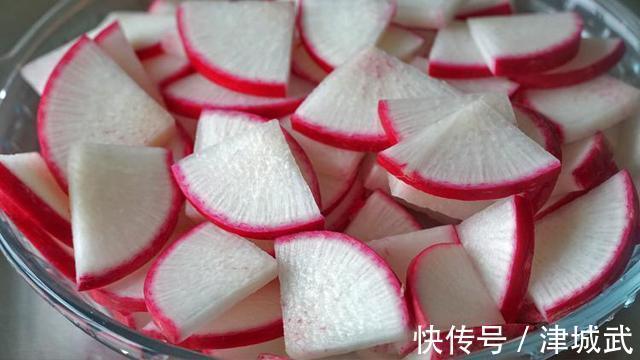 萝卜和它一起炖,味道特别鲜!热腾腾端上桌,营养下饭,吃完暖和