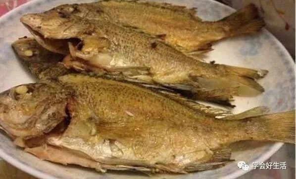 煎鱼时,别再用生姜擦锅了大厨牢记这3点,鱼皮不破不粘锅