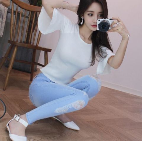 紧身牛仔裤修身显瘦,凸显女性婉约美,显得格外典雅高贵