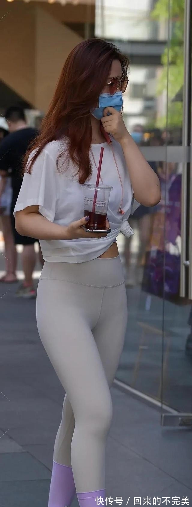 小个子 穿“无痕”打底裤的美女,展现出靓丽自信的气质,魅力十足