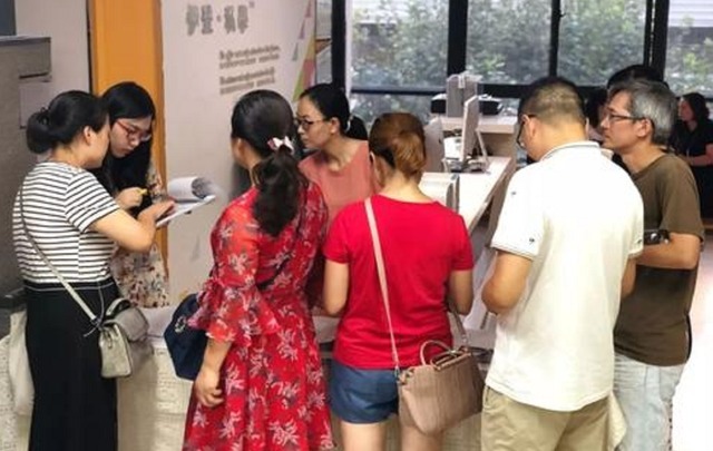 蕾丝裙|“年轻辣妈”穿蕾丝裙开家长会,家长纷纷冷脸:您是来走红毯
