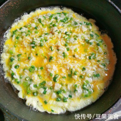 米饭鸡蛋煎饼|米饭鸡蛋煎饼中午刚做完，晚上又想吃了