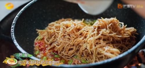 《向往4》黄磊做毛豆炒面,却被无滤镜照“出卖”网友打扰了