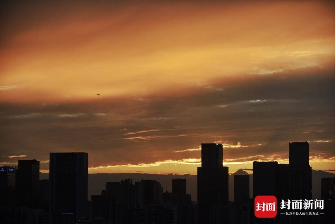 刘陈平|风雨之后雪山与晚霞同框 今夜成都最美