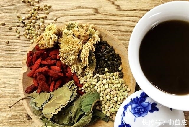 高血压,除了吃降压药,中医说:这4种植物煮水,降压也一样管用