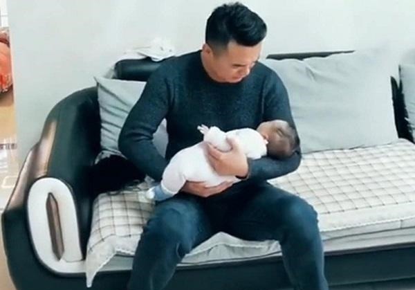 好处|新生儿该怎么睡医生建议抱着睡好处多,但过了这个月份要停止