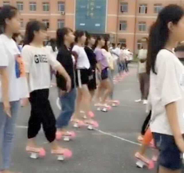 好好学习$汉服当校服,学生走“格格步”?大学教授痛批:荒唐!原因有三
