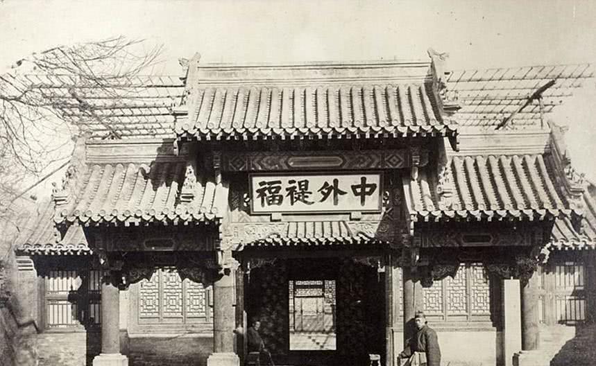 清末|一组清末老照片图3九龙壁前荒草丛生,图4夏天马车运冰块