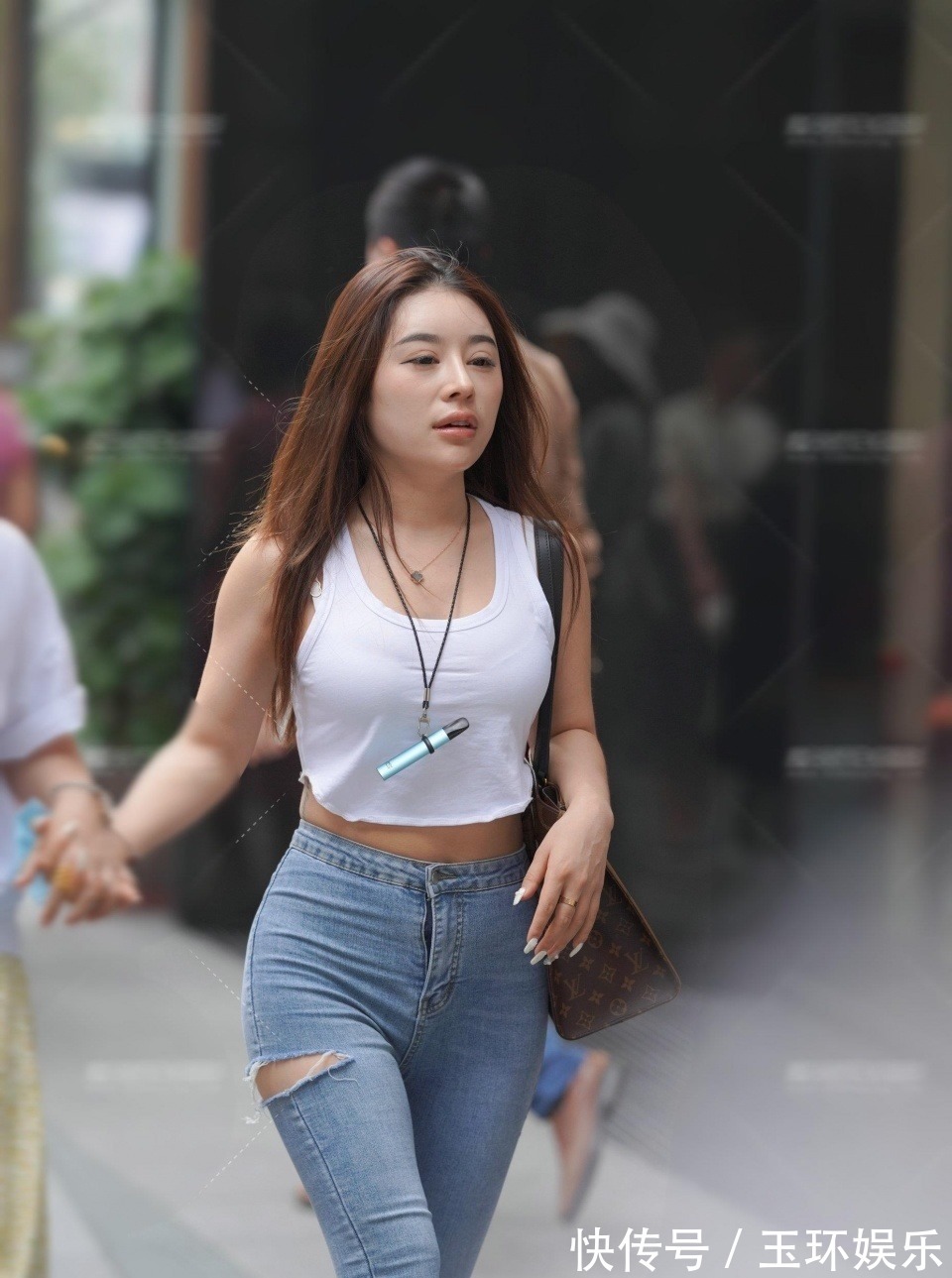 白色 白色背心的穿搭会显得轻盈很多,搭配牛仔裤完美地展现女性时尚