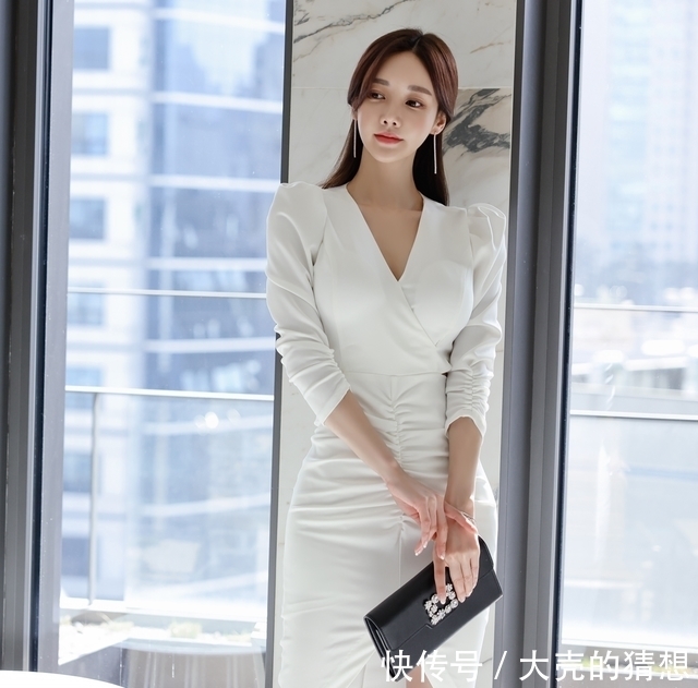 孙允珠时尚穿搭:浪漫梨花皱褶搭肩V领不规则连衣裙