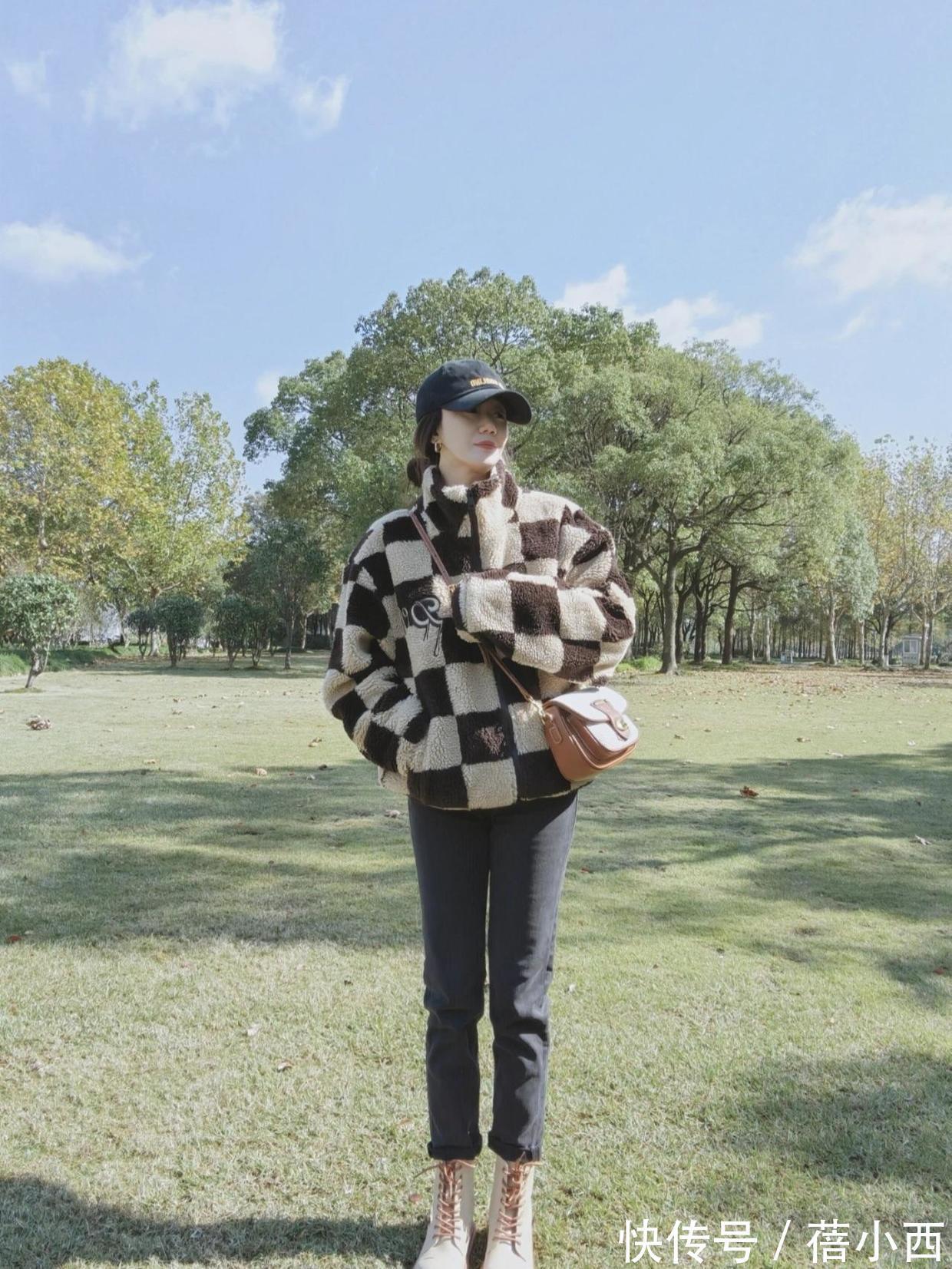 羊羔毛外套 怕冷的女生建议多穿羊羔毛外套,搭配半身裙洋气,搭配牛仔裤时髦