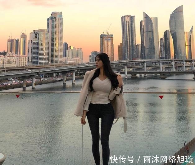 独特|牛仔裤看起来更加自然,带来女人的独特韵味