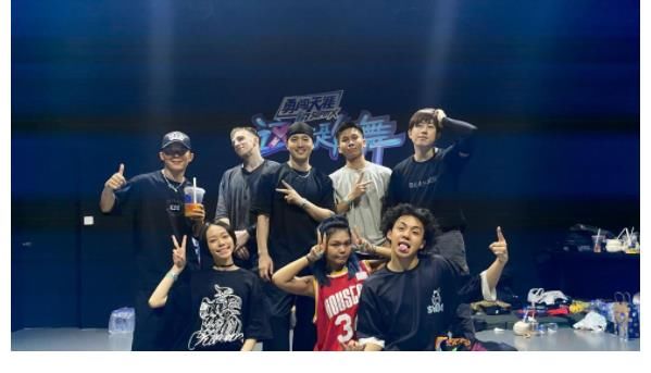 《这就是街舞》,王一博作为队长,相比第三季来说舞技在进步