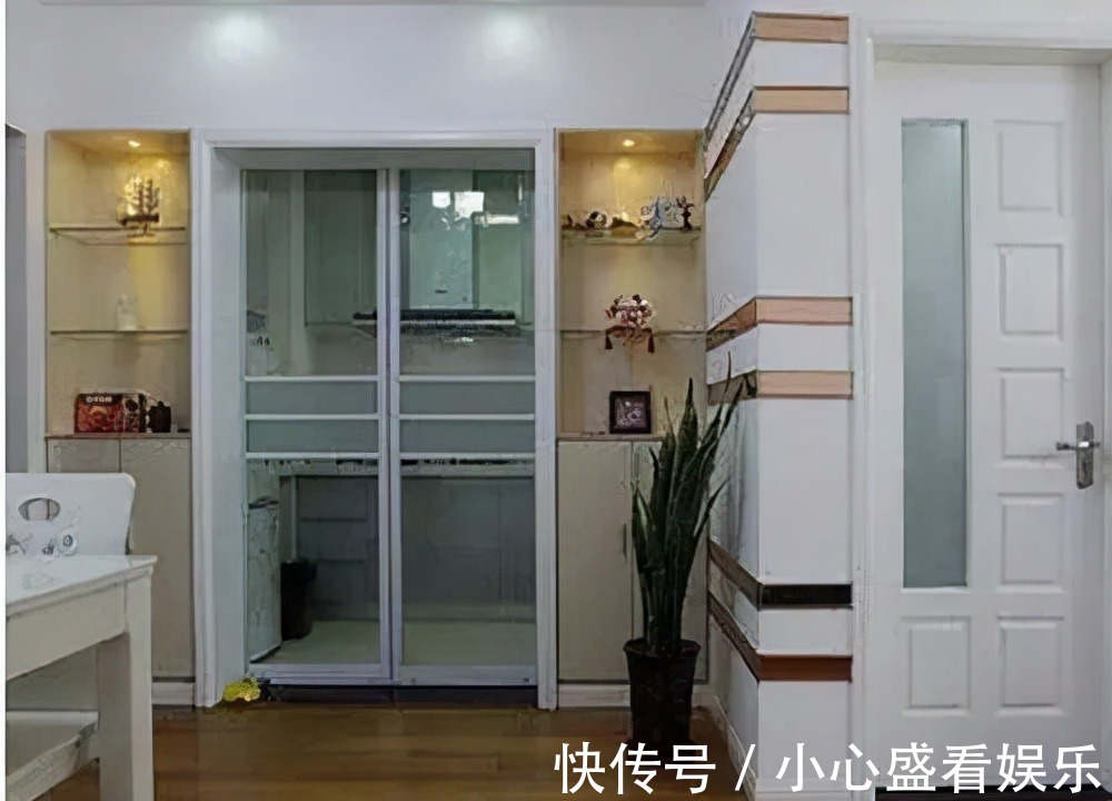 推拉门|去了趟邻居家我才知道，原来厨房推拉门过时了，有钱人都这样装！