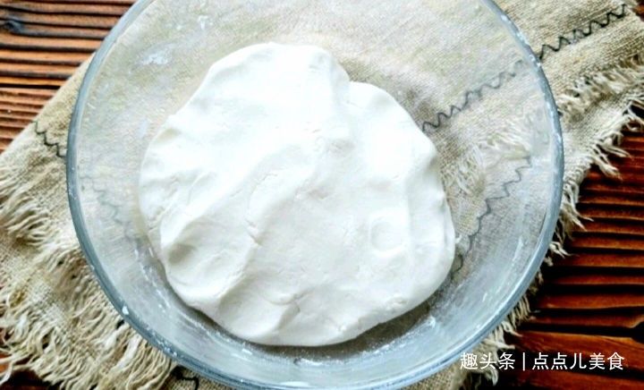 三勺红糖一碗糯米粉，教你做出软糯香甜的糯米糍，比粽子好吃