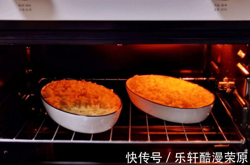 土豆别总是当菜炒,搭配芝士做土豆泥,奶香浓郁,还有超长拉丝