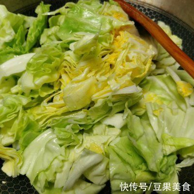 告诉你3个诀窍,在家也能做出奶香卷心菜炒午餐肉
