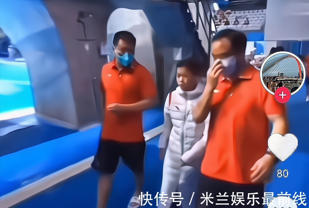 2大保镖左右护送!全红婵昂首挺胸走在中间,夏天穿大棉袄挺喜感