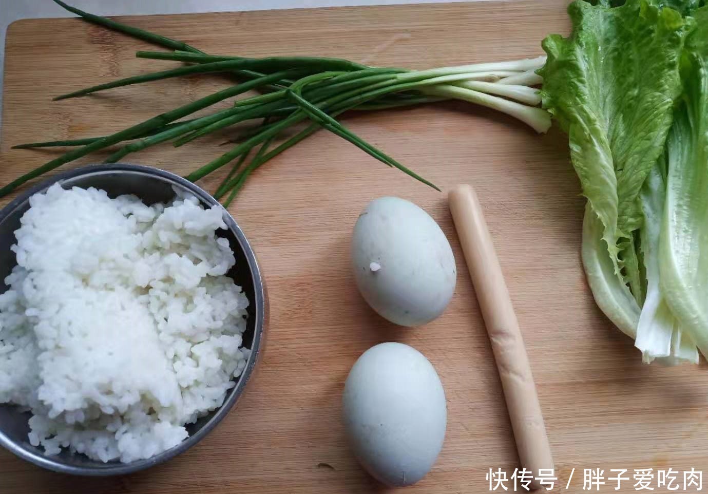 儿子饿了用鸭蛋、火腿、简单做个蛋炒饭,直呼太好吃了