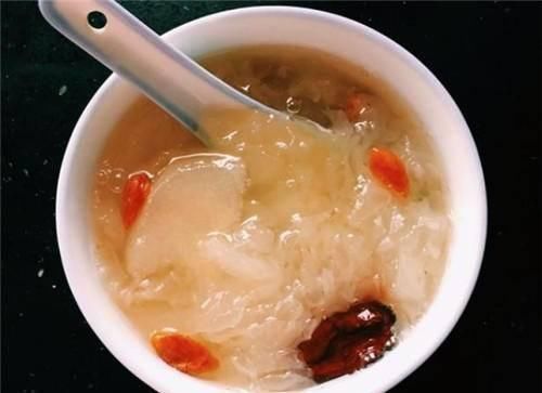 玻尿酸|雪梨和它煮,是天然“玻尿酸”,常喝皮肤细嫩白皙不长斑,人更美