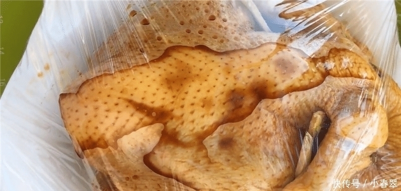 一整只鸡放进电饭锅,不加一滴水,想不到这么好吃,鲜嫩多汁