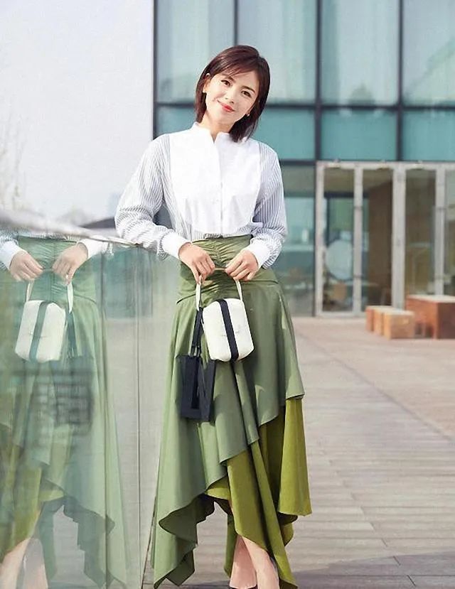 半身裙 女人40岁以后,尽量少用短袖配牛仔裤!学气质穿搭,优雅又减龄