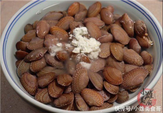 杂质|洗花蛤最忌直接放盐洗，老渔民教我3招，花甲疯狂吐沙，太厉害了